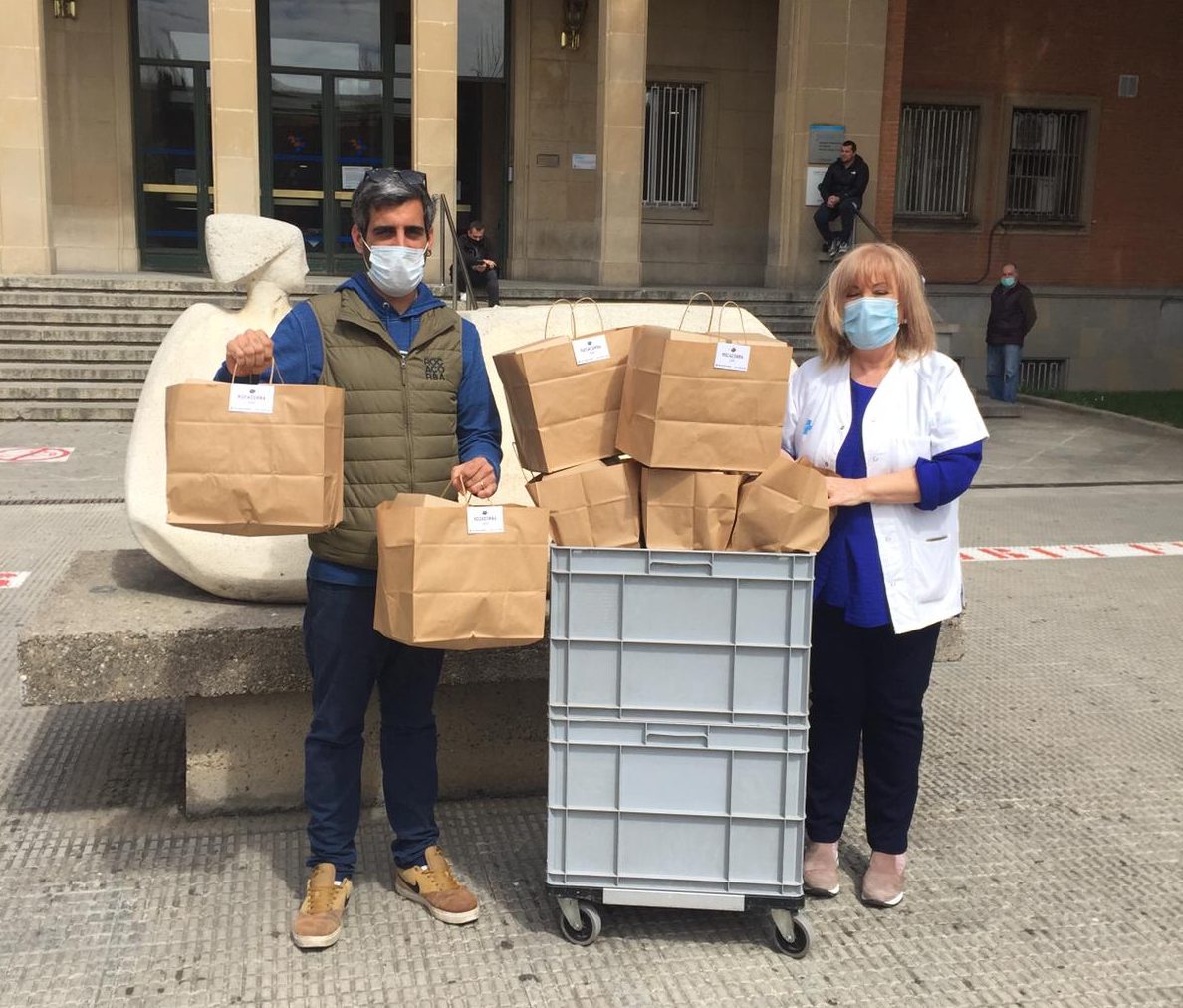 Rocacorba and Jan Frodeno collaborate with the hospital staff at Girona Hospital with 50 burgers daily.